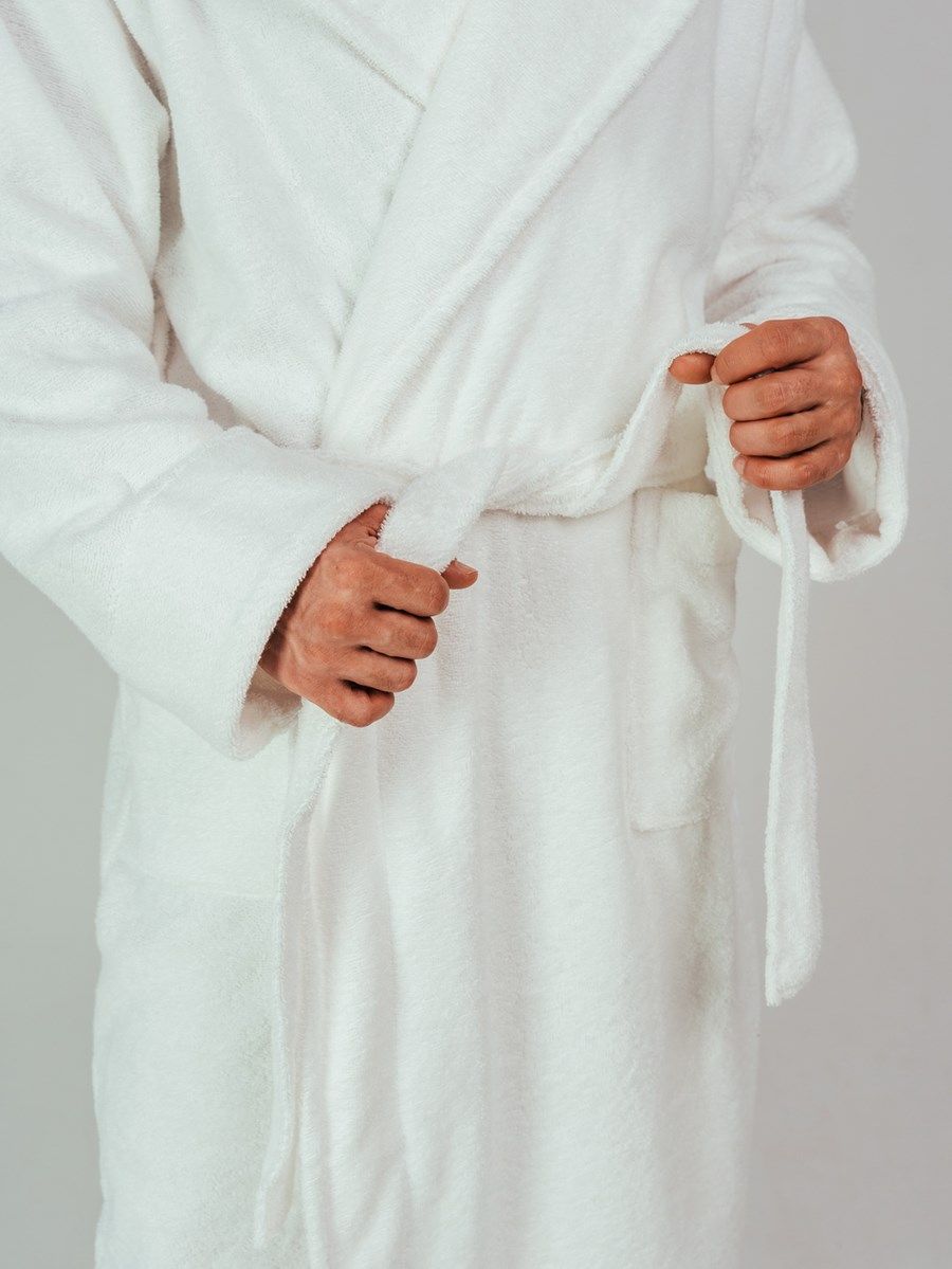 снимок Халат мужской махровый PandaHug с капюшоном, белый от магазина BIO-TEXTILES ОПТ