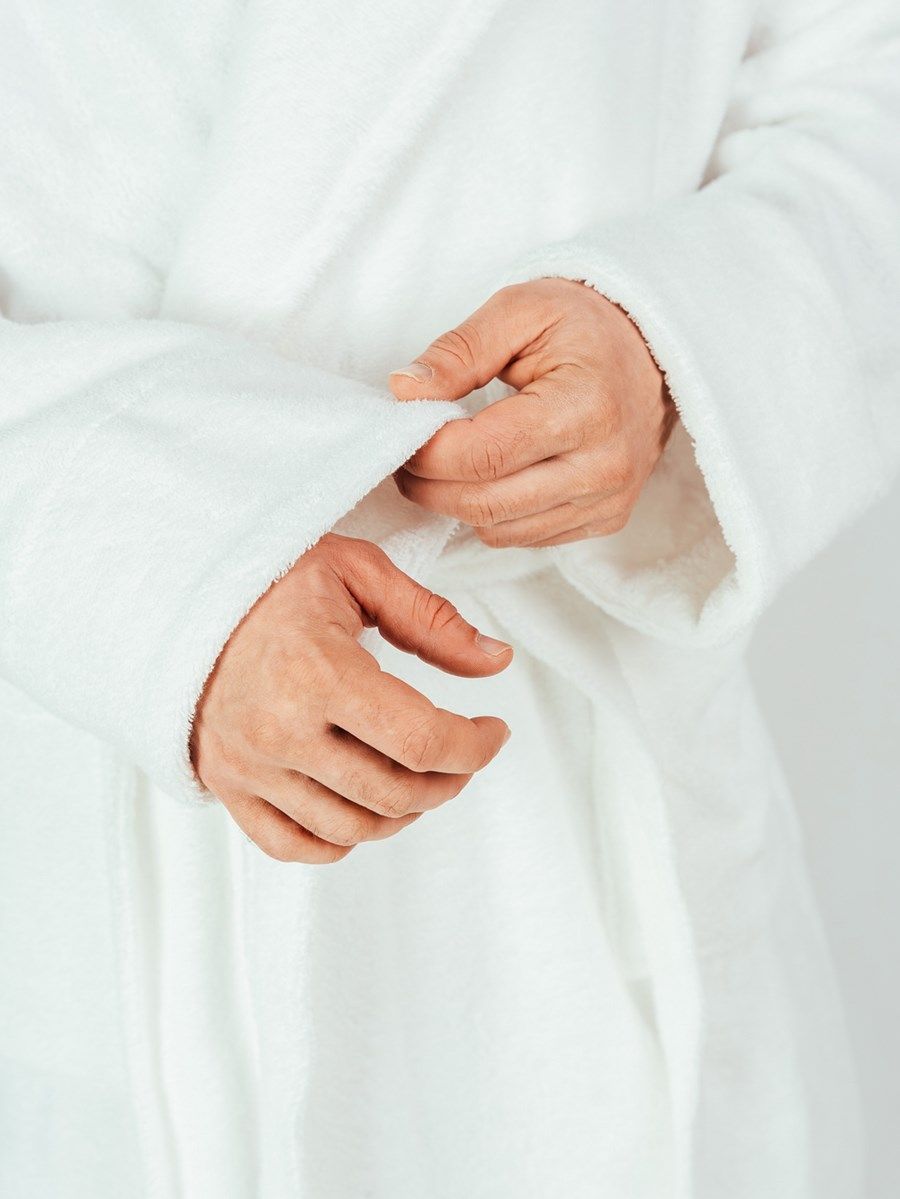 снимок Халат мужской махровый PandaHug с капюшоном, белый от магазина BIO-TEXTILES ОПТ